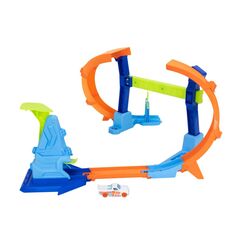 Hot Wheels Stunttracks Sprung durch die Spirale Trackset und Spielzeugauto im Maßstab 1:64, Track-Schnellstecksystem