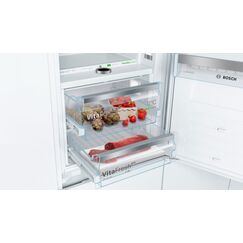 Bosch Serie 8 KIF86PFE0 Kühl- und Gefrierkombination Integriert 223 l Weiß
