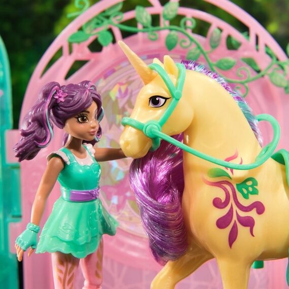 Unicorn Academy - Ava und Einhorn Leaf Stall Spielset mit Farbwechseleffekt und ca. 12 cm großen Originalfiguren zur beliebten Netflix Serie, mit 15 Accessoires, 8 image
