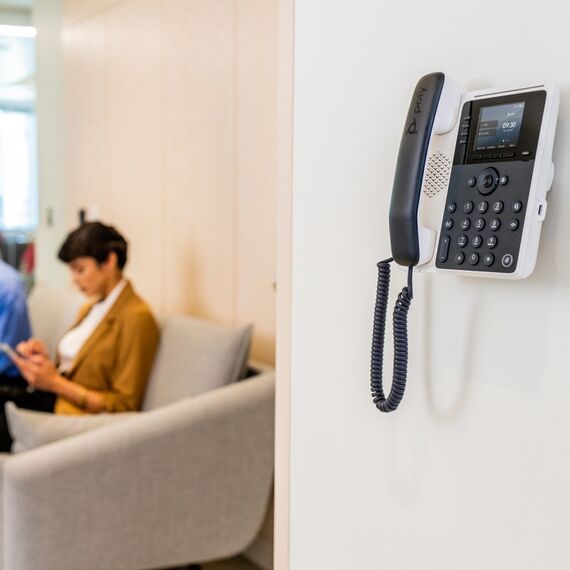 HP Poly Edge E100 IP Telefon und PoE-fähig, 3 image