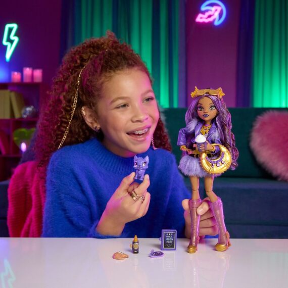 Monster High Clawdeen Wolf-Modepuppe in Pelzrock mit Tier Crescent und 7 Zubehörteilen, 2 image