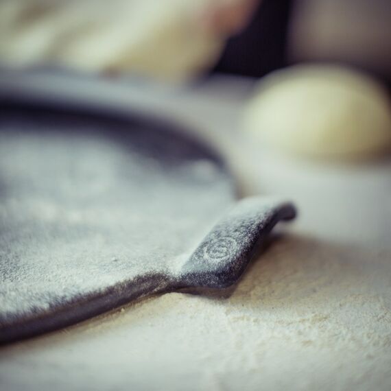 Emile Henry Smooth Pizza Stone, 5 image