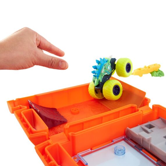 Hot Wheels Monster Trucks Fuel N’ Go-Spielset mit Motosaurus-Spielzeugtruck im Maßstab 1:64 und 2 zerdrückten Autos, 4 image