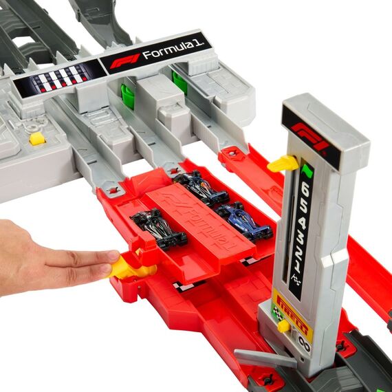 Hot Wheels Race Formel 1 Grand Prix-Rennstrecke-Trackset mit 3 Die-Cast-Spielzeugautos im Maßstab 1:64, 4 image