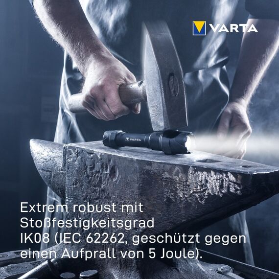 Varta Taschenlampe LED 6 Watt inkl. 6x AA Batterien, Indestructible F30 Pro Leuchte, Lampe, Arbeitsleuchte mit zwei Leuchtmodi, extrem robuste Taschenleuchte, wasser- und staubgeschützt, 9 image